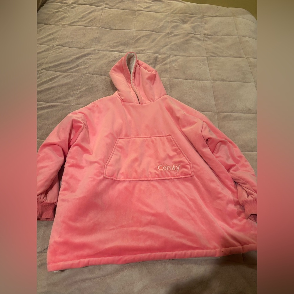 Comfy wearable blanket
